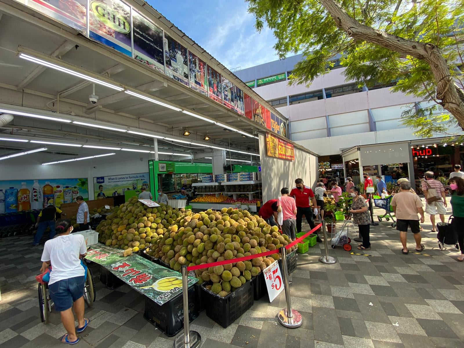 Wow! This Sheng Siong outlet has Mao Shan Wang, Red Prawn and Kampung durians from ONLY $2!