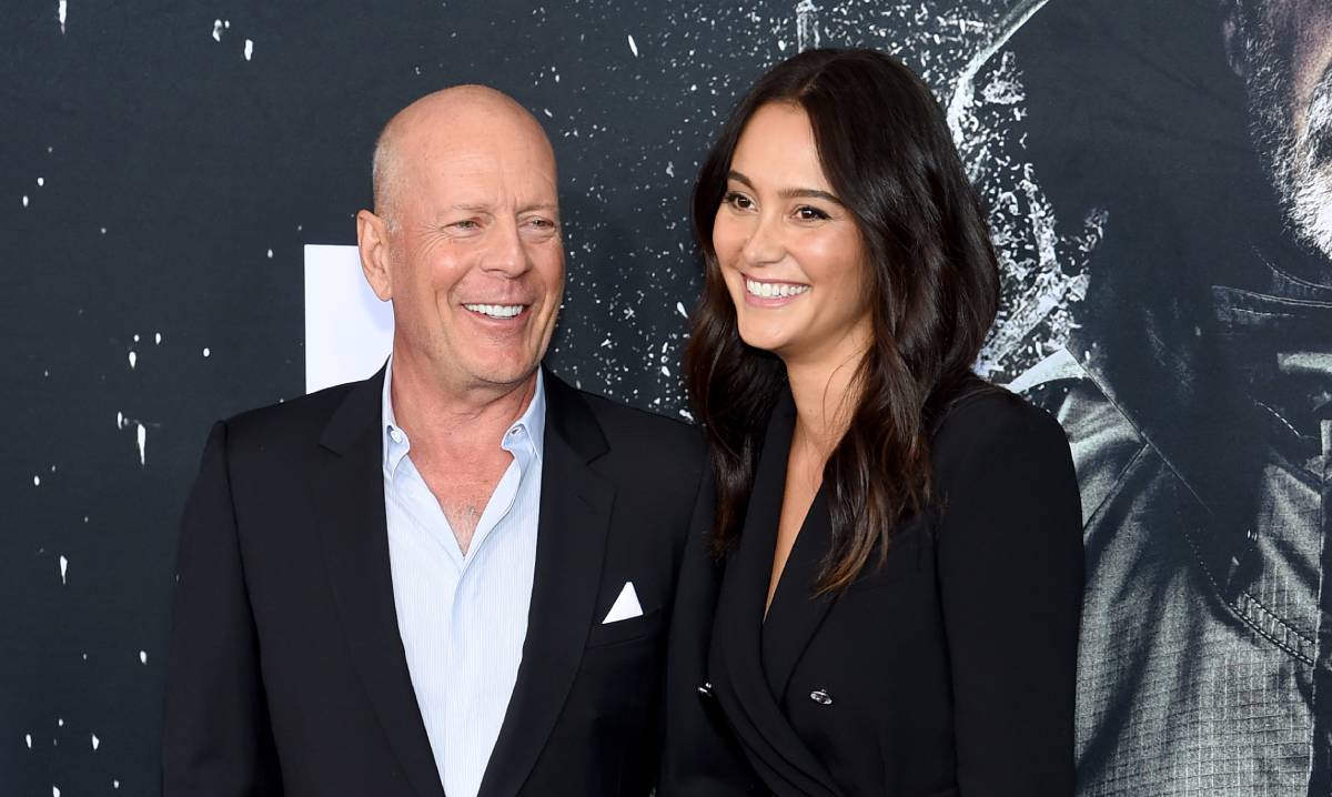 Bruce Willis delights fans with rare family photo with two daughters ...