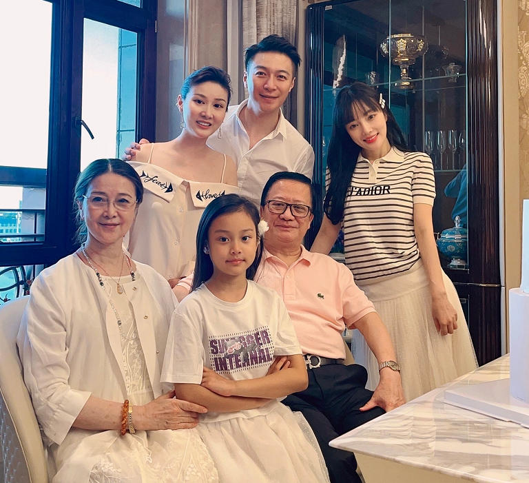 李小璐现活得很滋润，带干弟弟在豪宅为母亲庆生，当网红后没少赚