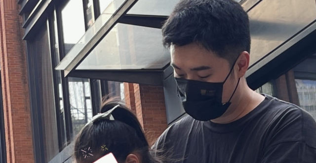 陈赫父女共骑一辆四轮车，4岁安安身材抽条，华丽鞋服被赞太好看