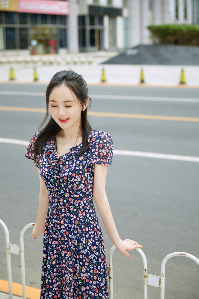魏新雨碎花裙街拍首曝光，像她这样穿搭，你就是整条街最靓的仔