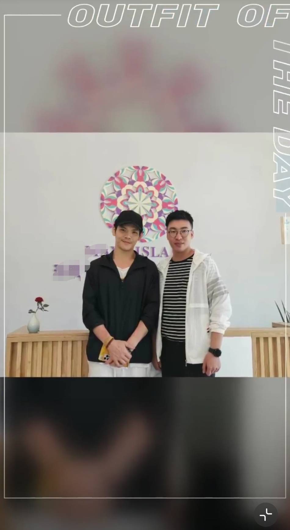 向佐与整形外科医生合影 穿着休闲心情不错