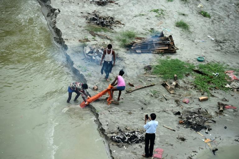 Ganges exposes India's covid graves