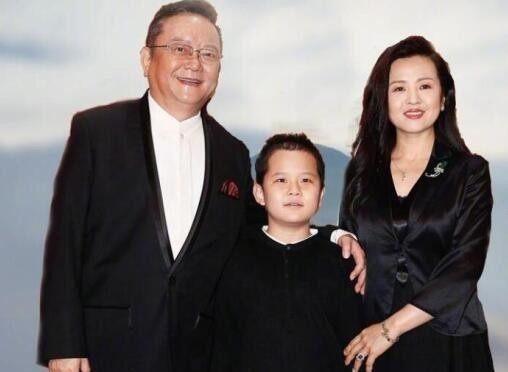 73岁王刚久违露面，三层下巴瞩目发福不少，意外暴露豪宅庭院布置