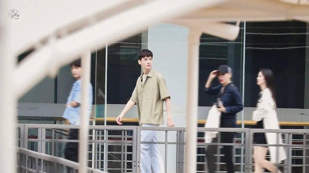 龚俊新综路透图曝光 绿色衬衫配牛仔裤少年感十足