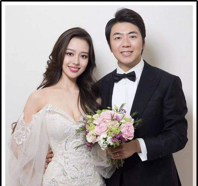 购置新房?郎朗吉娜手牵手看房被拍 小区设施显豪华