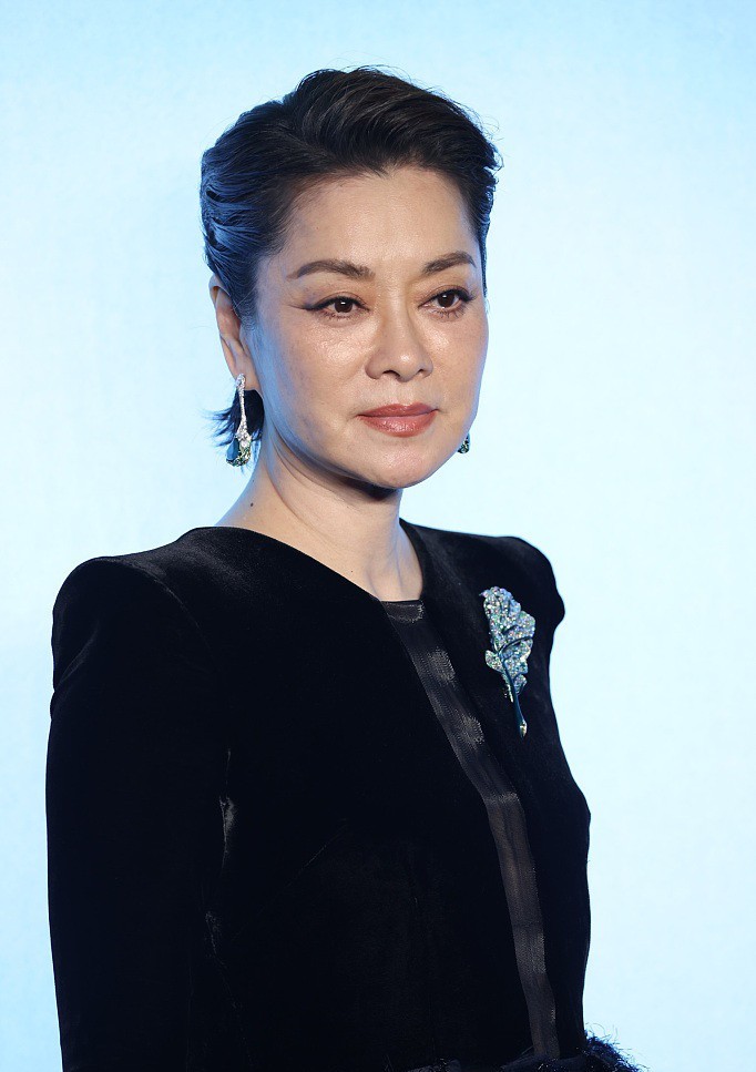 原创 毛阿敏真抗老，黑色垫肩礼裙又飒又美，皱纹明显丝毫不影响气质