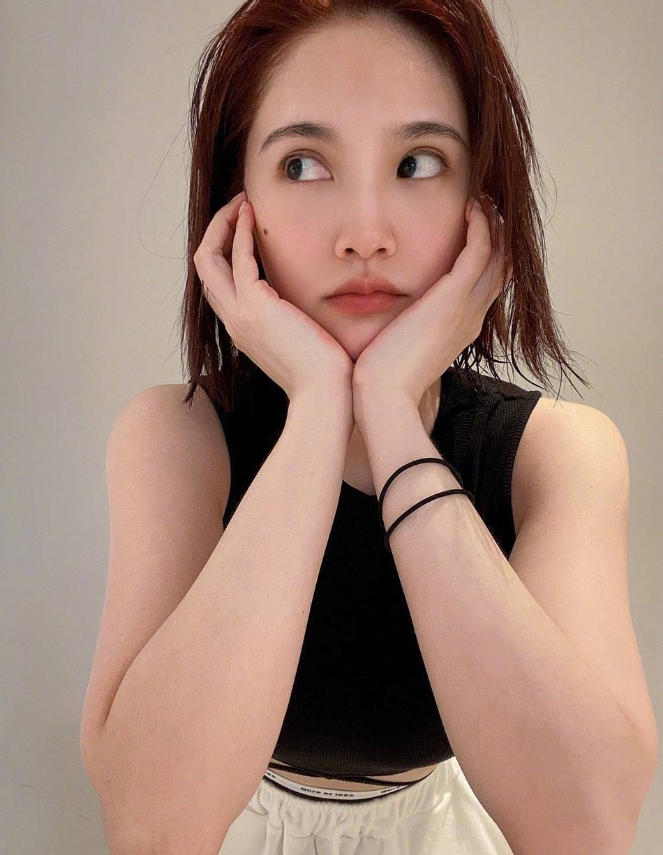 杨丞琳运动后晒自拍头发微湿 大秀纤腰好身材