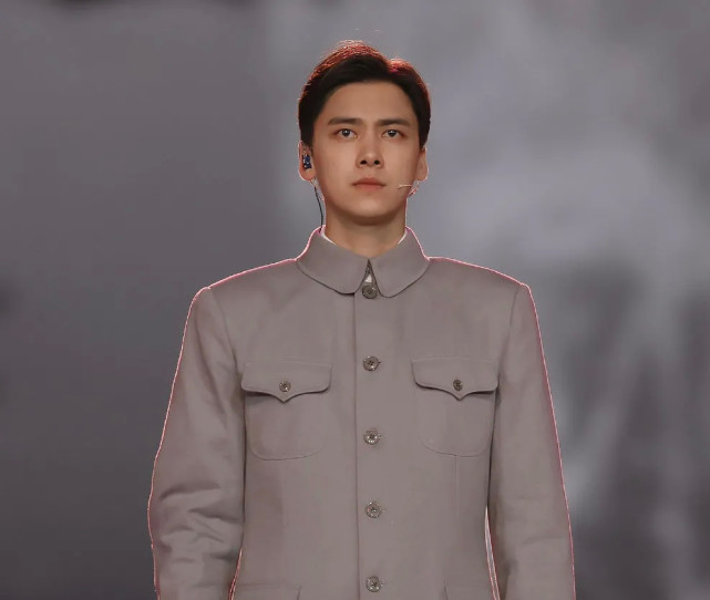 原创 央视镜头下的男星有多帅？杨洋李现胡歌长衫清秀，张艺兴军装飒爽