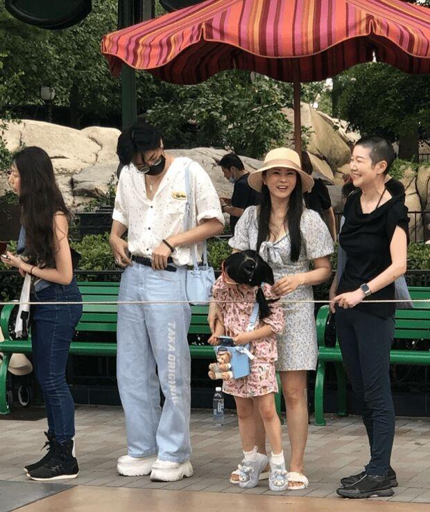 伊能静携哈利出席秦昊姥姥寿宴，与婆婆亲密搂腰，四世同堂好温馨