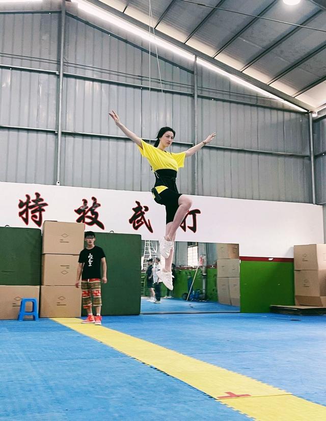 刘翔前妻葛天近况曝光！消失半月多忙拍戏，素颜站人群中气质出众