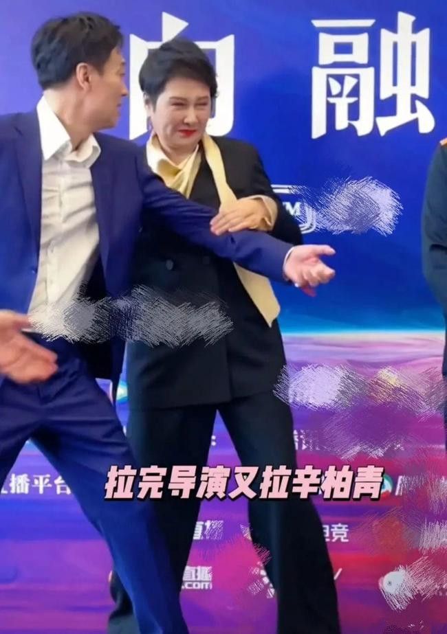 原创 张凯丽晒合影给女儿庆生，58岁的皮肤松弛僵硬，老得一点不真实！