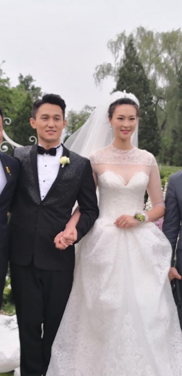 惠若琪晒女儿近照，女儿四肢修长比例优越，网友：这是要扣球？
