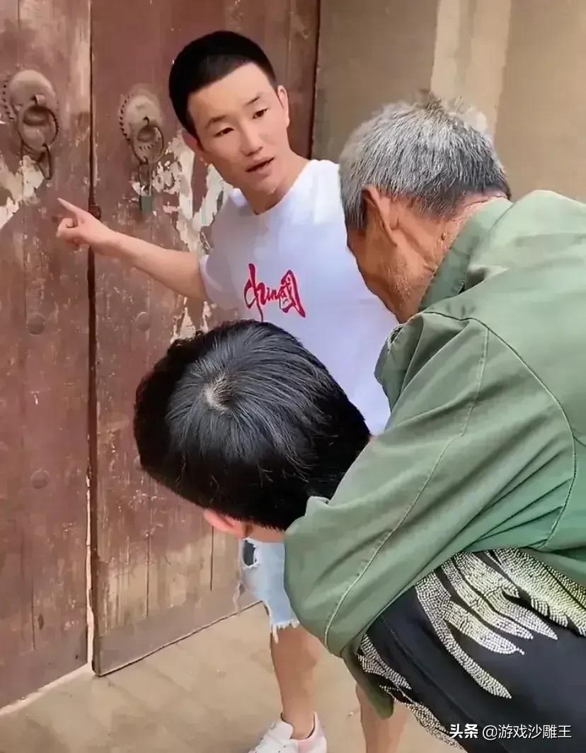 演员谢孟伟路边救起老人，被质疑在演戏