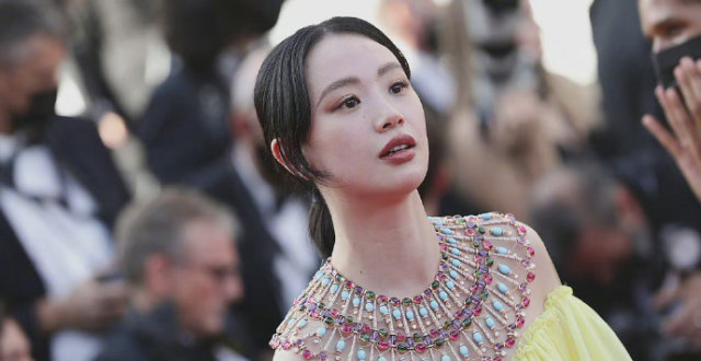 李梦时隔八年再亮相戛纳红毯，黄纱裙气场十足