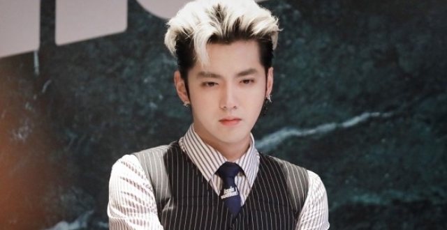 吴亦凡马甲搭皮手套绅士不羁 刘昊然清俊有型、黄明昊甜酷boy