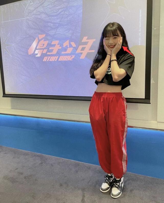 江宏杰离婚后首现身，嘴角上扬心情好，为绯闻女友唱歌女方激动哭