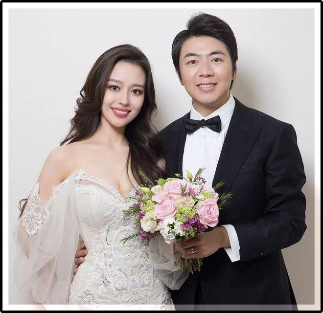 郎朗夫妇被偶遇 吉娜紧搂老公脖子化身"人形挂件"