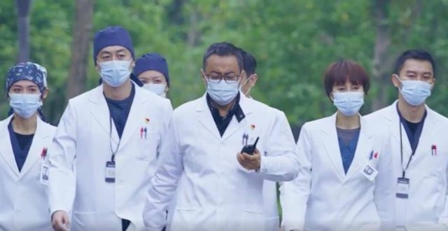 口碑与票房齐飞！《中国医生》4天破4亿，多个细节重现感人瞬间