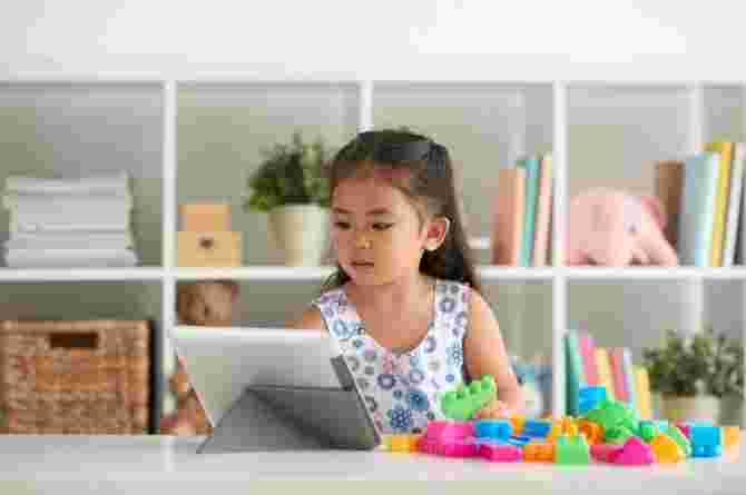 "Help! My 7YO Daughter Is Addicted To Her iPad," Says Dad Looking For Advice