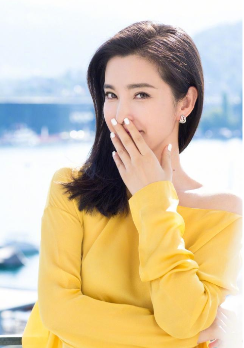 48岁李冰冰美艳大片曝光！网状镂空上衣全是洞，身材苗条双腿修长
