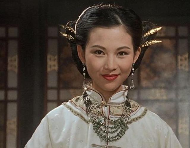 蔡少芬做美容被偶遇，脚穿马丁靴太时尚，48岁身材纤细不像仨娃妈