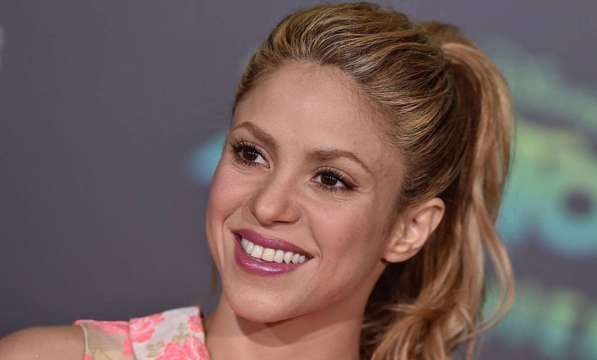 Shakira is a beach babe in bombshell bikini photo