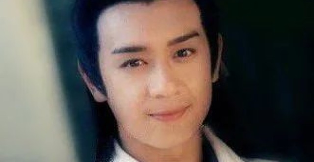 夫妻同一天直播，陈浩民三个助理在侧，妻子蒋丽莎被四个孩子围绕中断直播