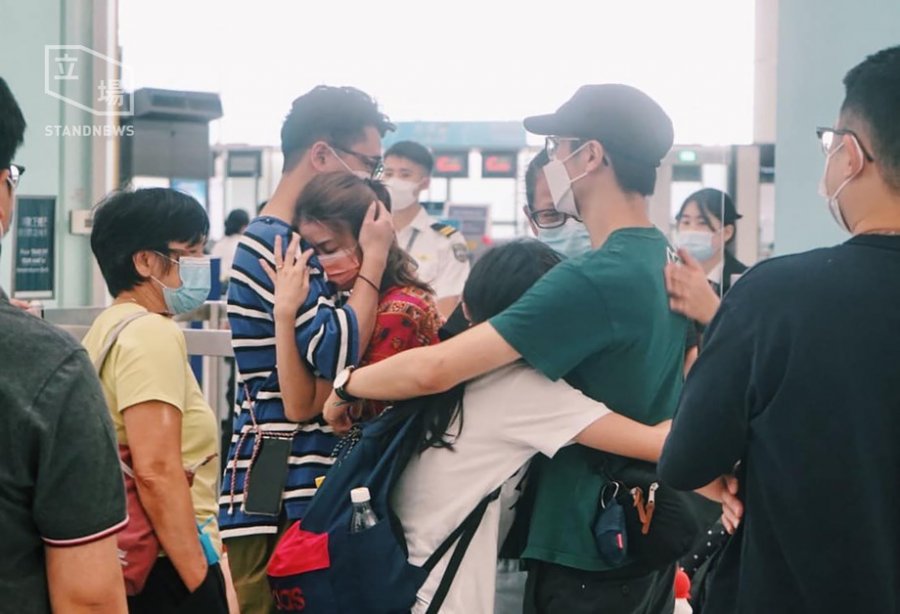 特许入境将到期　港人泪别亲友飞英国