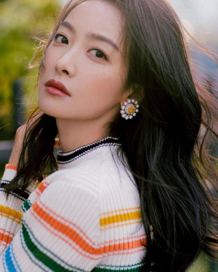 f(X) Victoria's Lip Kiss with Actress Wang Xiaochen Shocks Korean Fans; Here is What Happened!