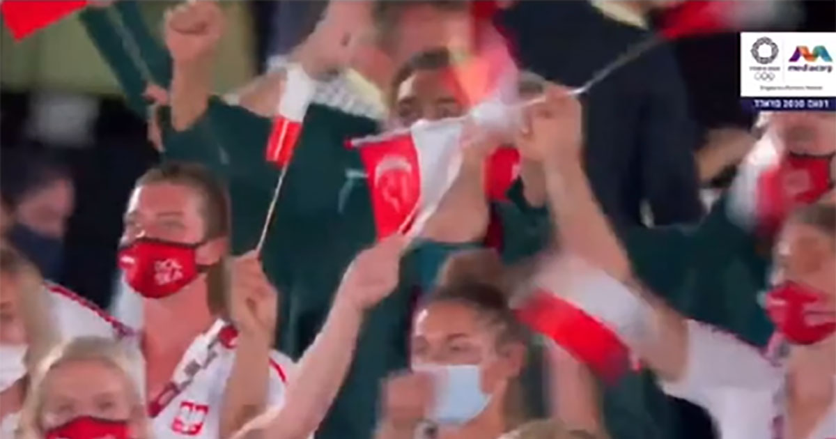 Eagle-eyed S'porean spots Poland team waving 1 tiny upside down S'pore flag at Tokyo Olympics opening
