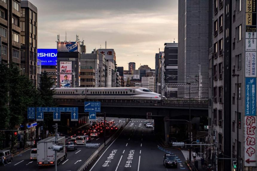Nine hurt in Tokyo commuter train stabbing