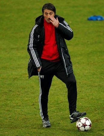Soccer-Murat Yakin named as new Swiss coach