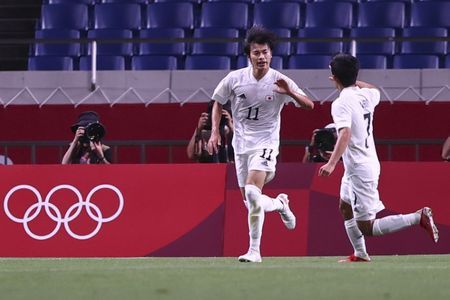 Soccer-Brighton sign Japanese midfielder Mitoma