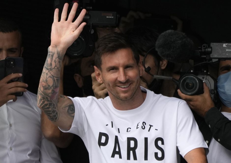 Messi arrives in Paris to complete PSG move