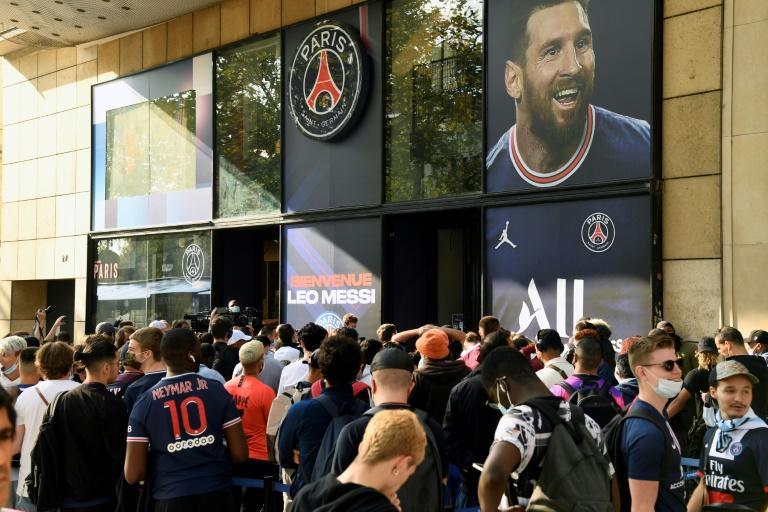 'Welcome Leo' - Messi meets teammates at first PSG training session
