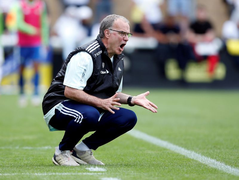 Soccer-Leeds manager Bielsa signs contract extension