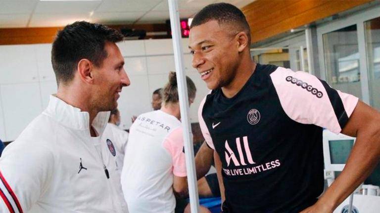 (Video) Messi meets teammates at first PSG training session