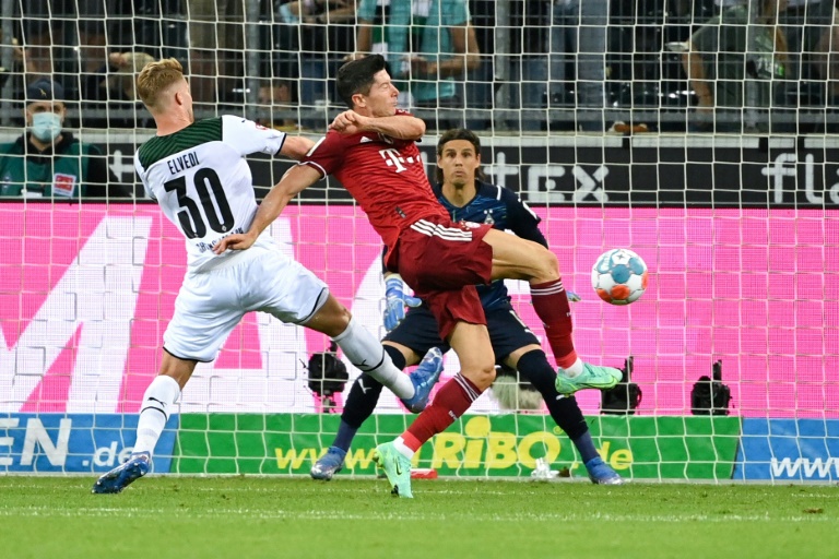 Lewandowski strikes as Bayern draw Bundesliga season opener at Gladbach