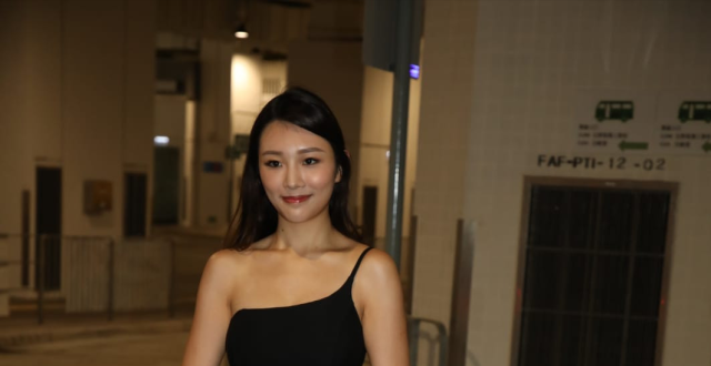 港姐12强诞生，两大热门惨遭淘汰，关礼杰陪女儿上台被质疑不公平