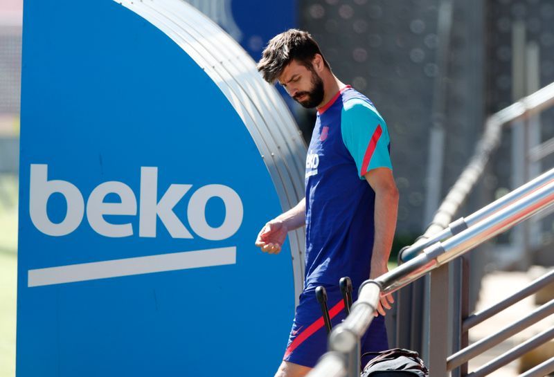 Soccer-Barca's Pique injures calf to add to centreback shortage