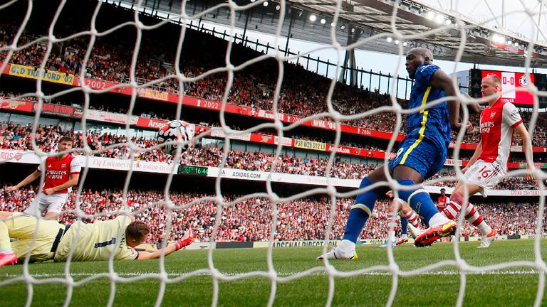 Lukaku sets Chelsea on way to 2-0 win at Arsenal