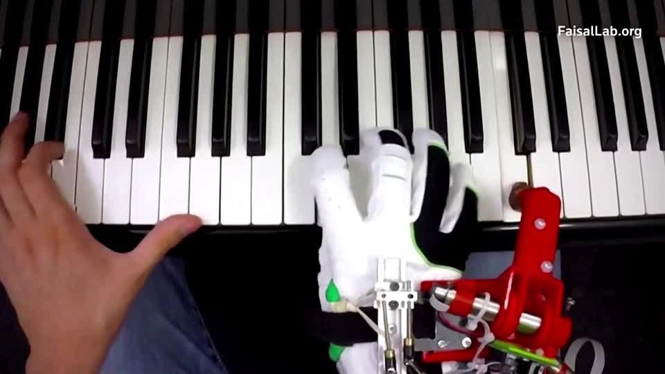 Pianists learn to play with extra robotic thumb
