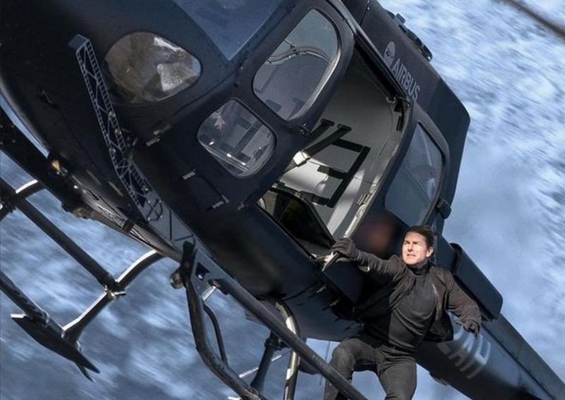 Tom Cruise lands helicopter in family’s garden, offers them a ride