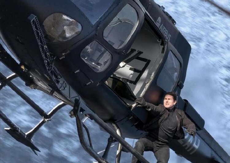 Tom Cruise lands helicopter in family’s garden, offers them a ride | Nestia