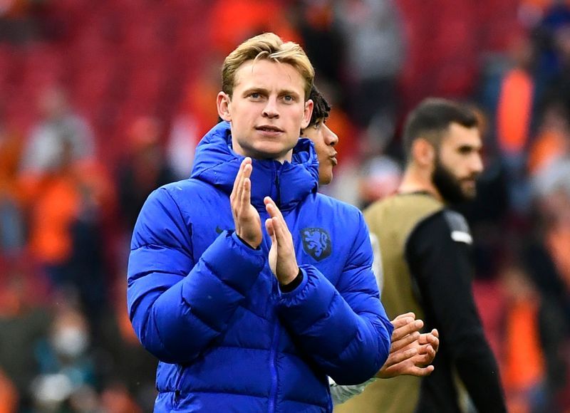 Soccer - Dutch midfielder De Jong curious about working with coach Van Gaal