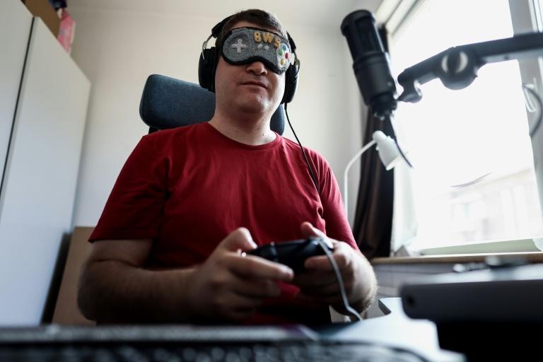 Blind video game champion takes on twitch audience