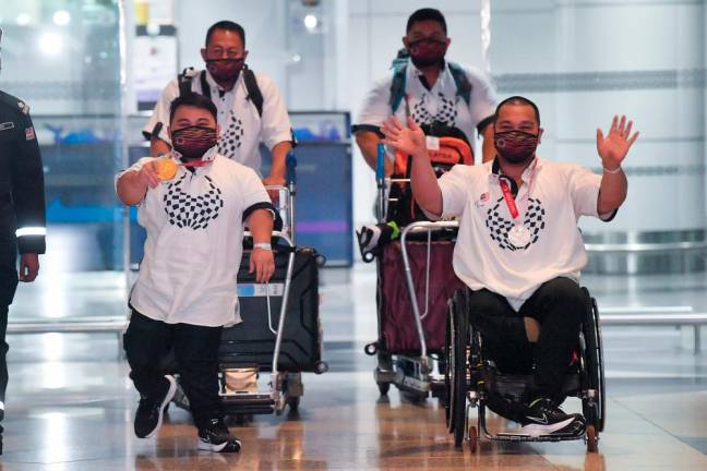 Paralympics heroes Bonnie, Yee Khie arrive home safetly