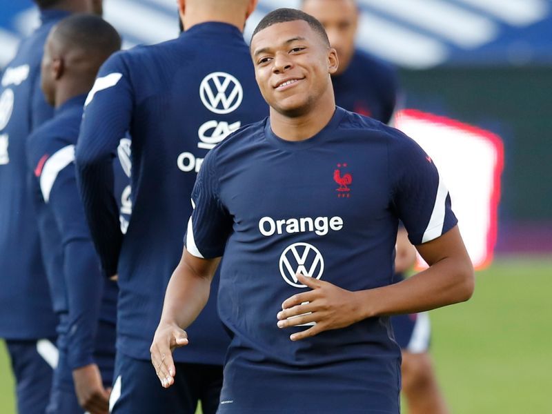 Soccer-Mbappe stays with PSG as Ronaldo completes United switch