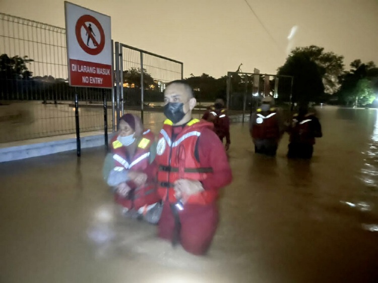 In Johor Firemen Rescue Elderly Couple Trapped By Flash Floods Nestia